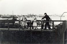 246-Besucher auf der Schleuse-BS.jpg