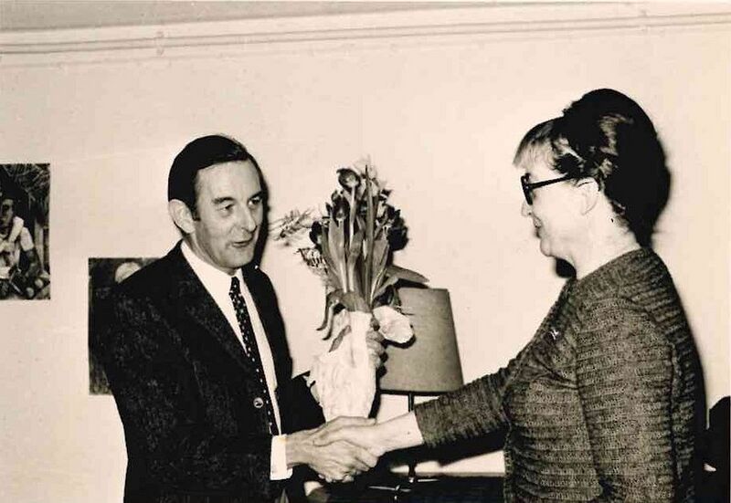 Datei:1975-Konrektor Schwartz, Margarete Beseke.jpg